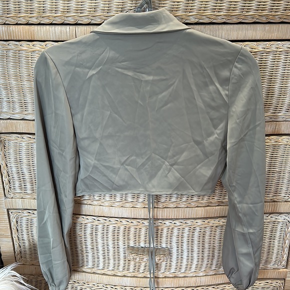 Crescent Sage Cropped Blazer - Picture 3 of 11